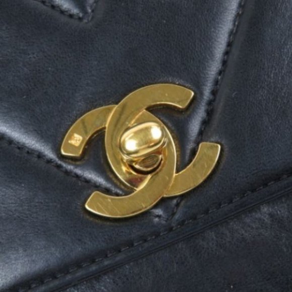 CHANEL Lambskin Chevron Quilted CC Dual Handle Flap Bag Black - Picture 4 of 9
